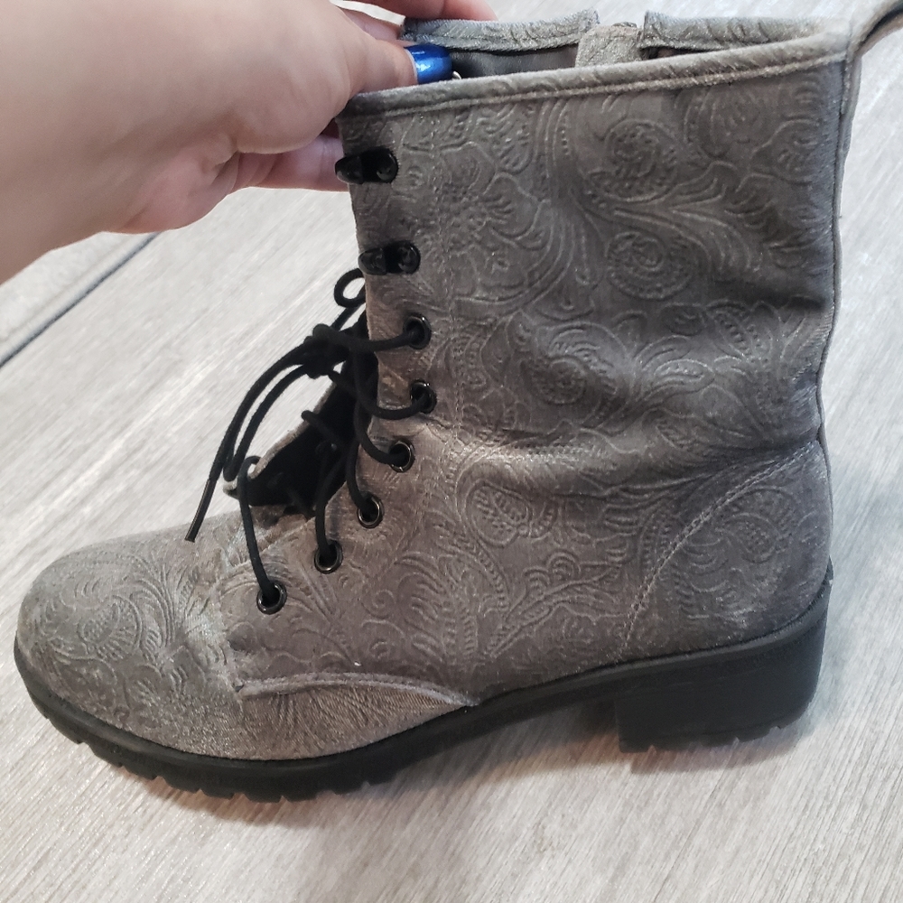 Filigree/Floral Pattern Velvet-Feel Silver Madden Girl Boots W8.5